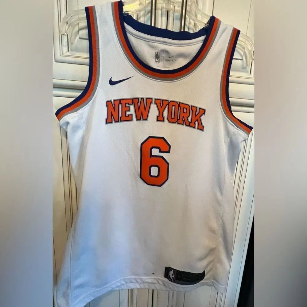 Nike Men's New York Knicks Kristaps Porzingis #6 White Jersey Size S